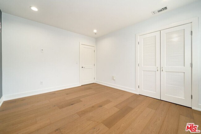 Building Photo - 2400 S Beverly Dr