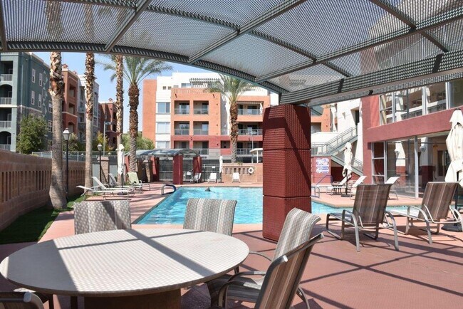 Building Photo - 2 Bedroom recently painted 2nd Floor Condo in Guard Gated Park Avenue!