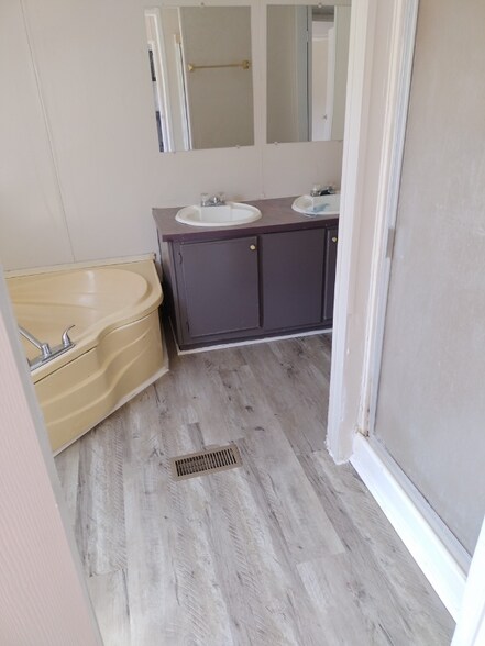 Building Photo - 104 Forest Creek Ln