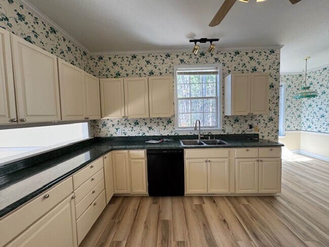Building Photo - Brittany Lakes