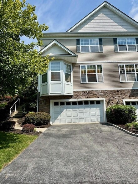 Primary Photo - 8 Green Ct