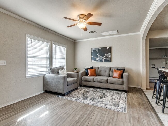 Building Photo - 3 bed 1 bath updated with beautiful garage...
