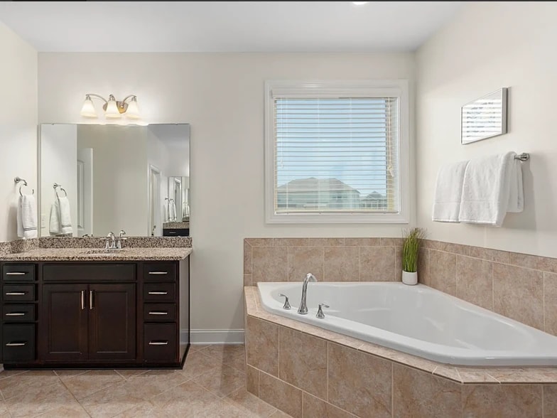 Enjoy the fullseize tub - 3801 Hickory Manor Dr