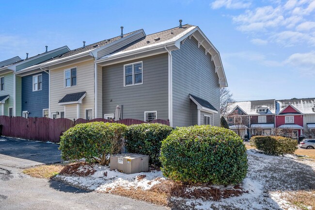 Building Photo - ADORABLE AND COZY-Come see this townhome i...