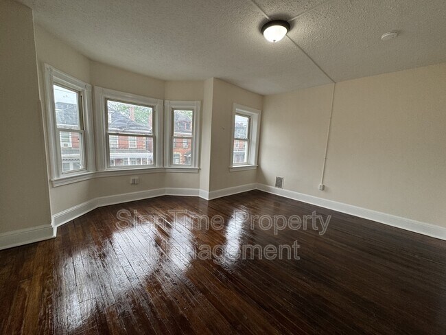 Building Photo - 836 W Washington St