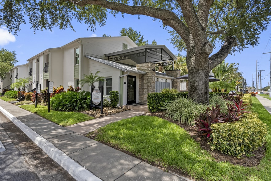 Building Photo - Sun Bay Palms at South Tampa