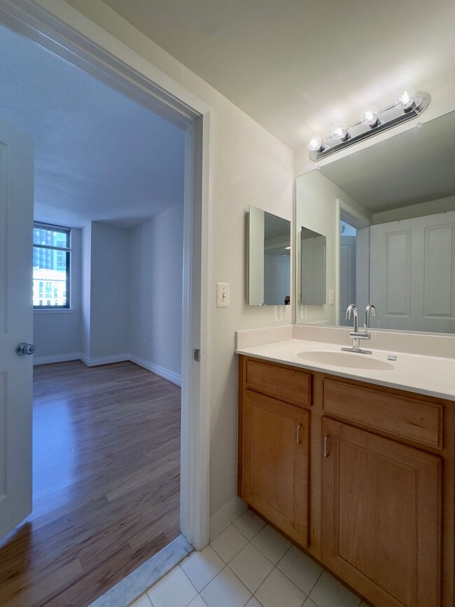 Building Photo - Spacious 2Beds/2baths Condo in the Heart o...