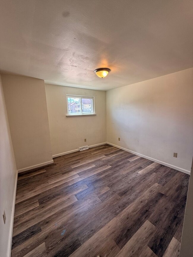 Building Photo - 2 Bedroom 1 Bathroom Apartment For Rent!