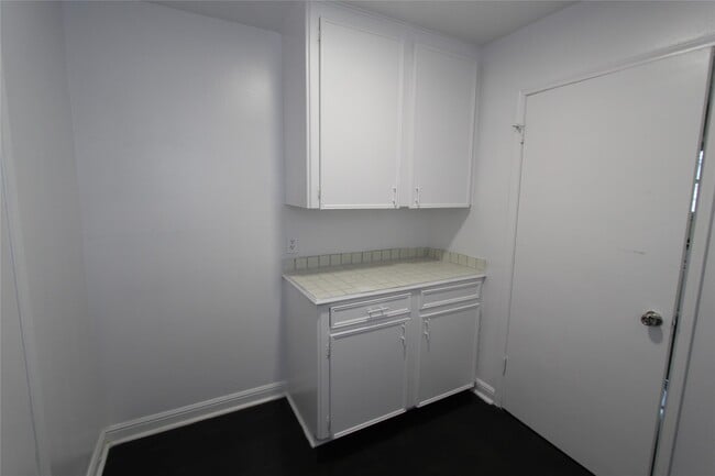 Building Photo - 409 Riverbend St