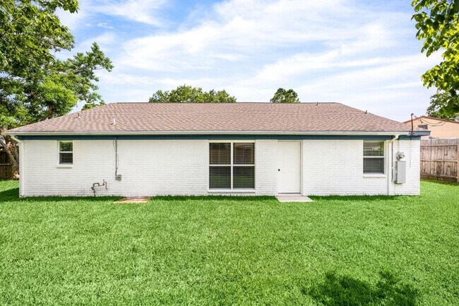 Building Photo - Recently Remodeled 3 bed, 2 bath, with 2-car Garage!