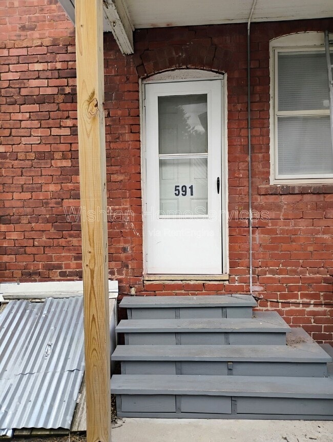 Building Photo - 591 Clark St