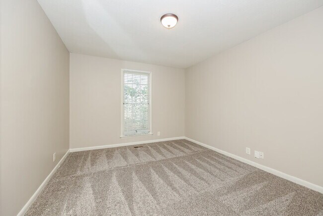 Building Photo - 702 Valley Green Dr