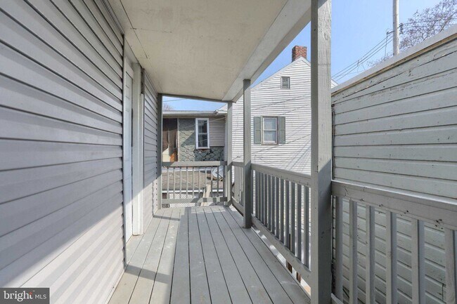Building Photo - 825 Scull St