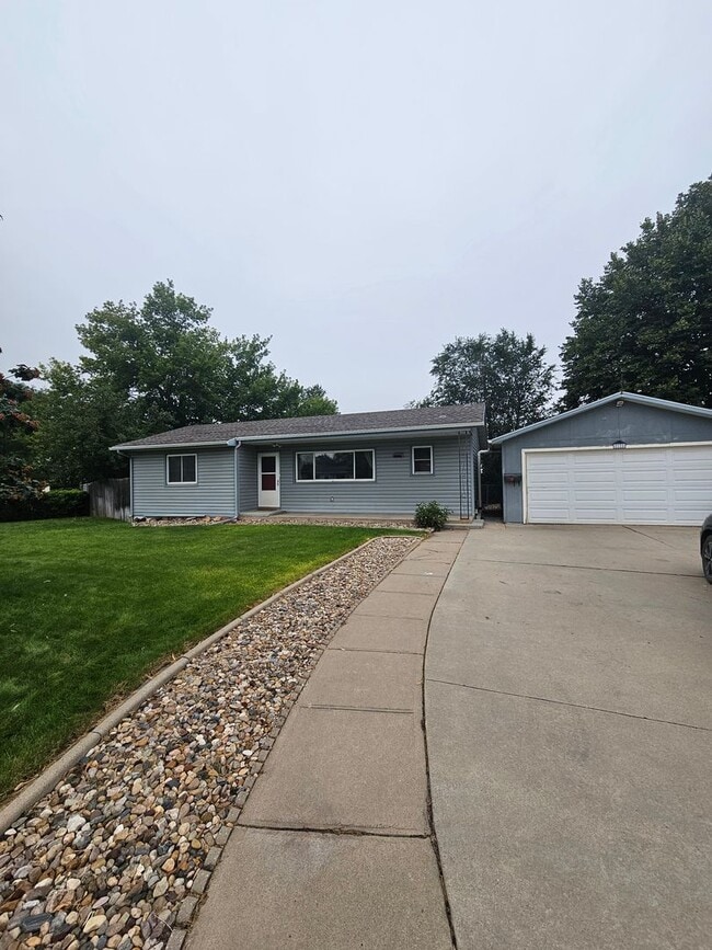 Building Photo - 3 BEDROOM | 2 BATH | DOUBLE GARAGE | WEST