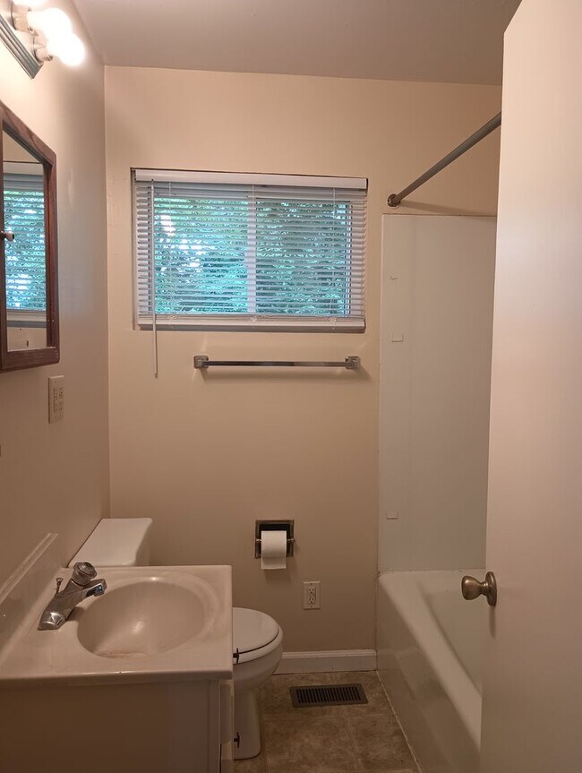 Building Photo - Don't Miss this 2 bedroom with Garage, Lar...