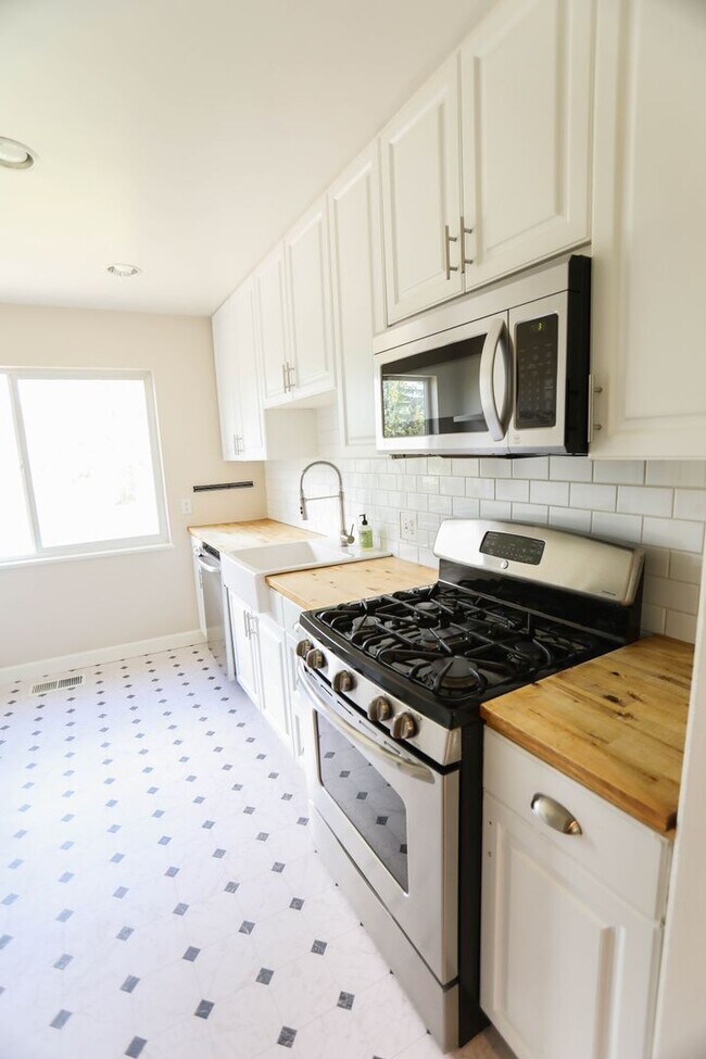 Building Photo - NEWLY LISTED $2,600 PER MONTH - GORGEOUS 3...