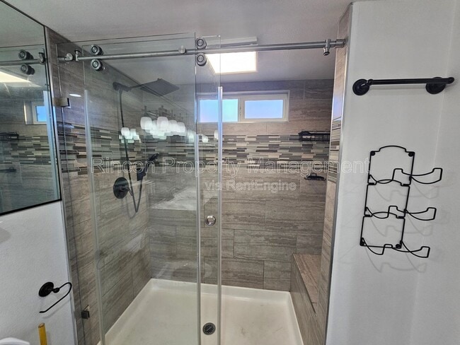 Building Photo - 2810 Sherwin Ave