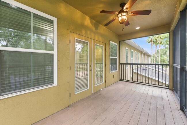 Building Photo - Stunning 3 BR + LOFT / 2.5 BA/ 2-Car-Garage Townhome in GATED community!