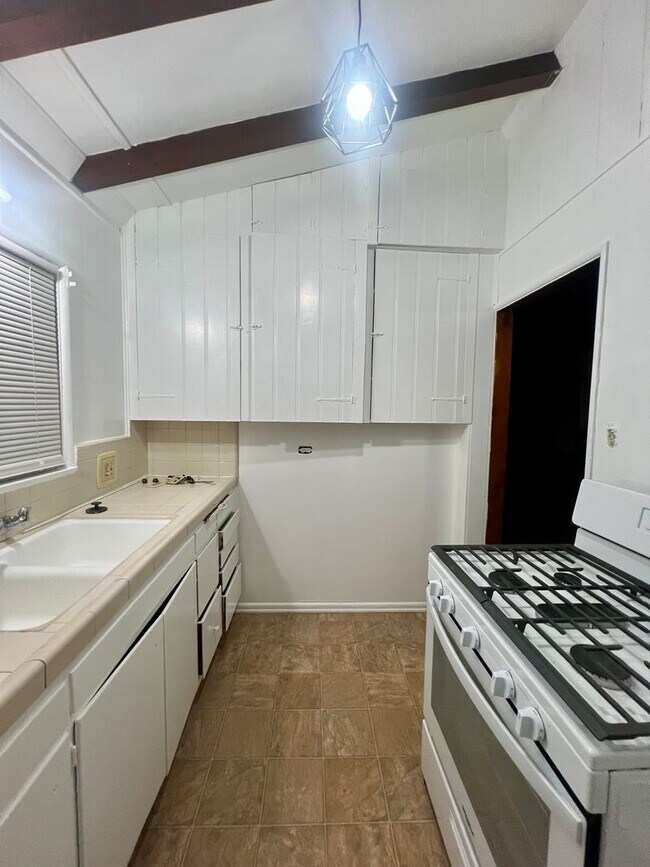 Building Photo - 665F