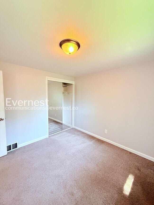 Building Photo - Charming Townhome with Driveway and Street Parking | Pet friendly | Available Now!