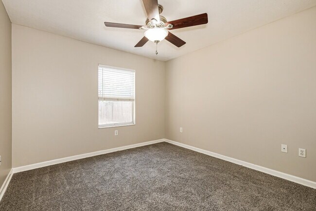 Building Photo - 535 Royal Ridge St