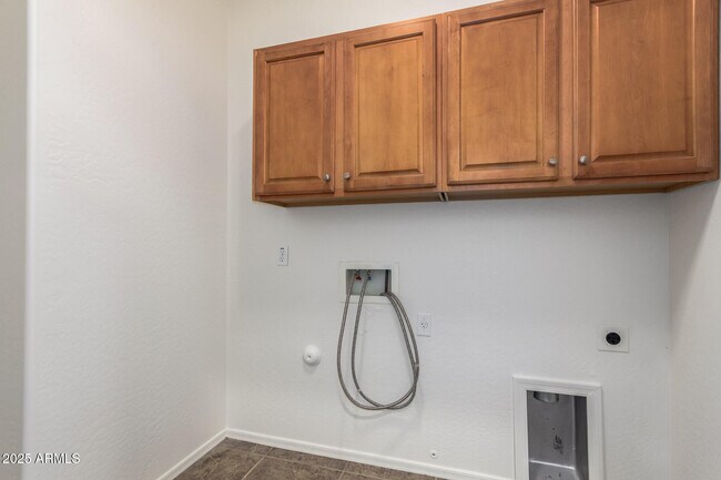 Building Photo - 15668 W Meadowbrook Ave