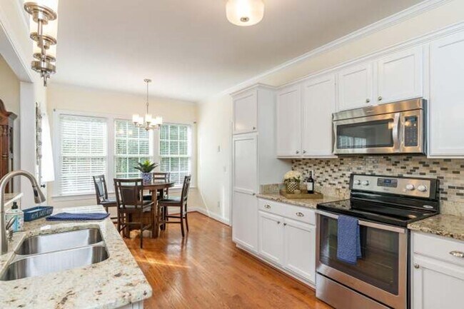 Building Photo - Gorgeous 4BD, 2.5BA Apex Home in an HOA Community with Amenities & Near Shopping, Dining, and Int...