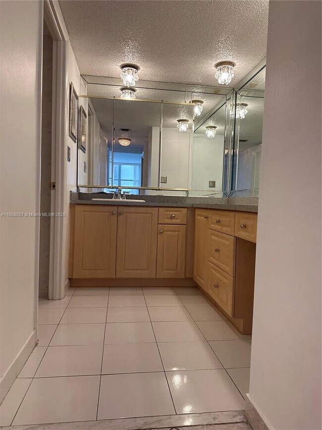 Building Photo - 6039 Collins Ave