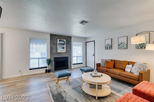 Building Photo - Gorgeous, fully-renovated and furnished co...