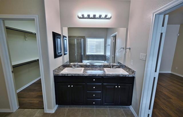 Building Photo - 916 Iona Dr