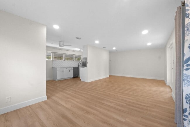 Building Photo - 5720 Parke Ave