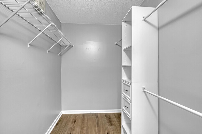 Building Photo - 3464 Commodore Ct