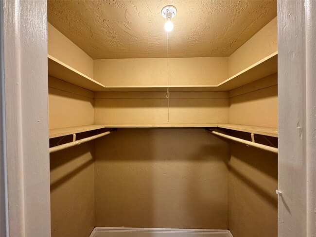 Building Photo - 2091 Oleander Dr