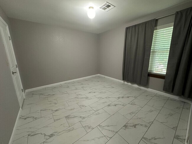 Building Photo - 2 bedroom/2 bath 2nd Floor Condo