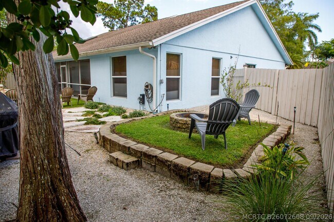 Building Photo - 900 Cosmos Ct