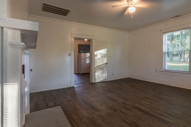 Building Photo - G TEAM - FOR LEASE - Quaint, Private Farmhouse