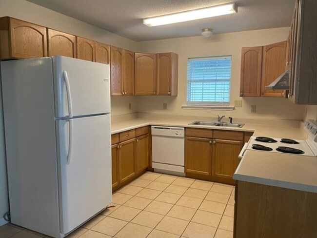 Building Photo - Nice 3 bedroom/2 bathroom Home in Shiloh Forrest