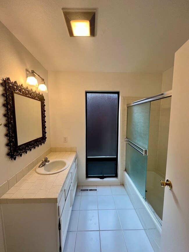 Building Photo - Single Level 2 Bedroom 2 bathroom townhome...