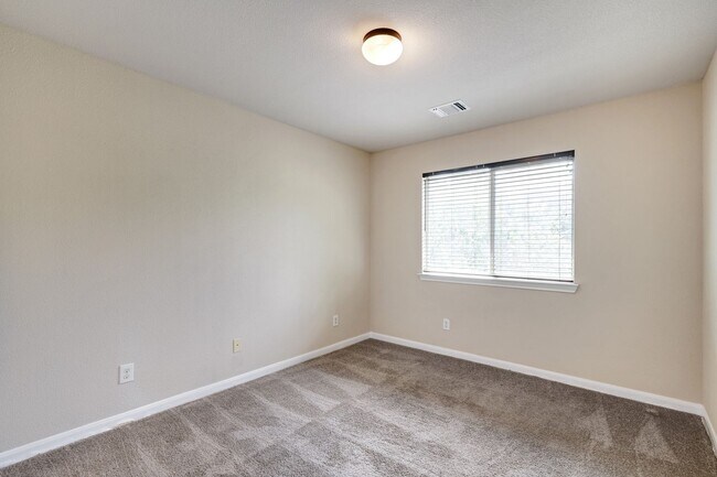 Building Photo - Beautiful 3 Bedroom 2 1/2 in trophy ridge