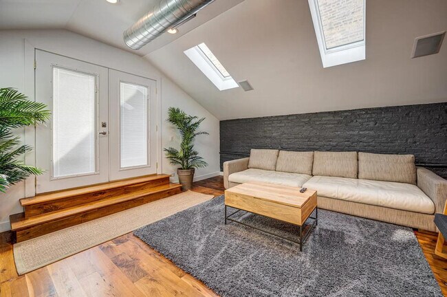 Building Photo - 1519 W Superior St