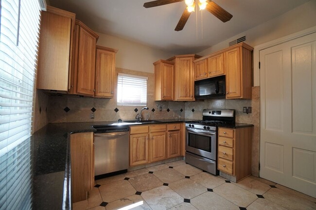 Building Photo - 808 E Kiowa St