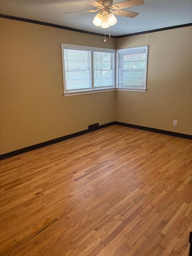 Building Photo - 873 W Clinton Dr