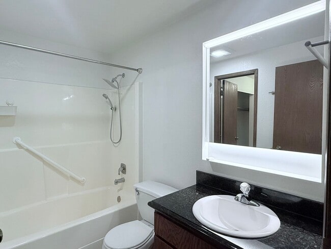 Building Photo - Lovely 2-Bedroom End Unit Condo in Cedarwo...