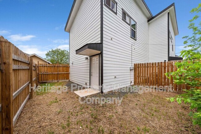 Building Photo - 323 Gabriel