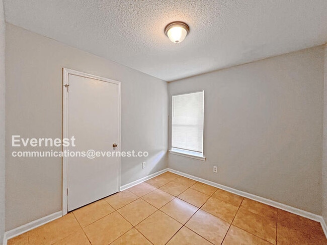 Building Photo - 922 Woodburne Pl