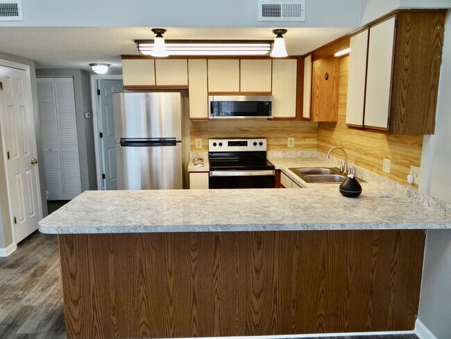 Building Photo - Rent Special w/ year lease- Beautifully Remodeled 2 Bed/2 Bath in Deer Creek @ Deerfield Surfside