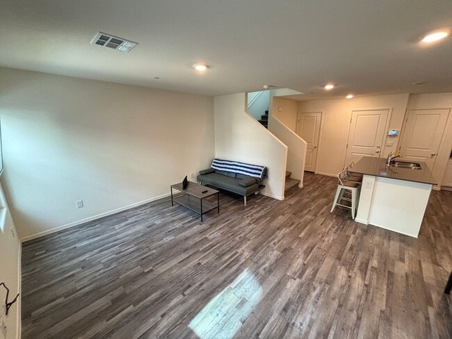 Building Photo - Charming 3Bed/2.5Bath/2Car Townhouse located in Northwest Las Vegas - Make the Move for Less: $30...