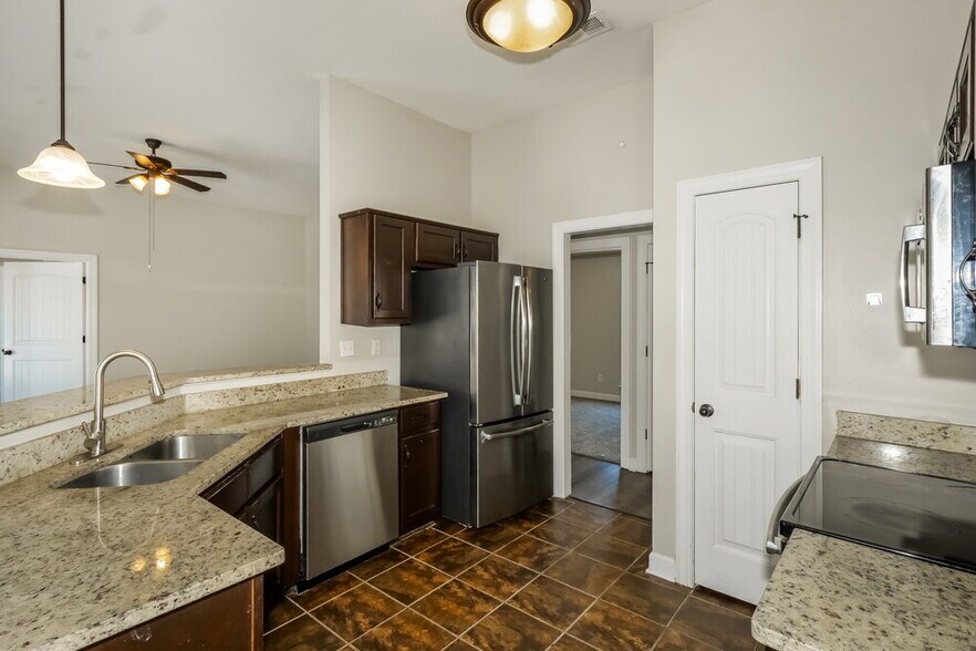 Building Photo - 8213 Park Pike