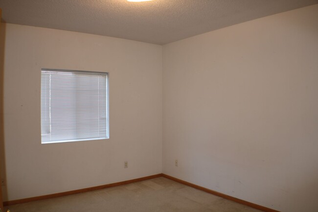 Building Photo - $1,195 | 2 Bedroom, 1 Bathroom Condo | No ...