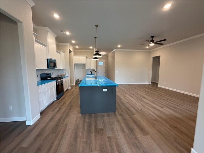 Building Photo - 1900 Farmer St